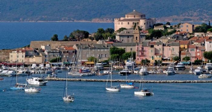 Appartement Plein Centre Saint Florent Face Au Port Bagian luar foto